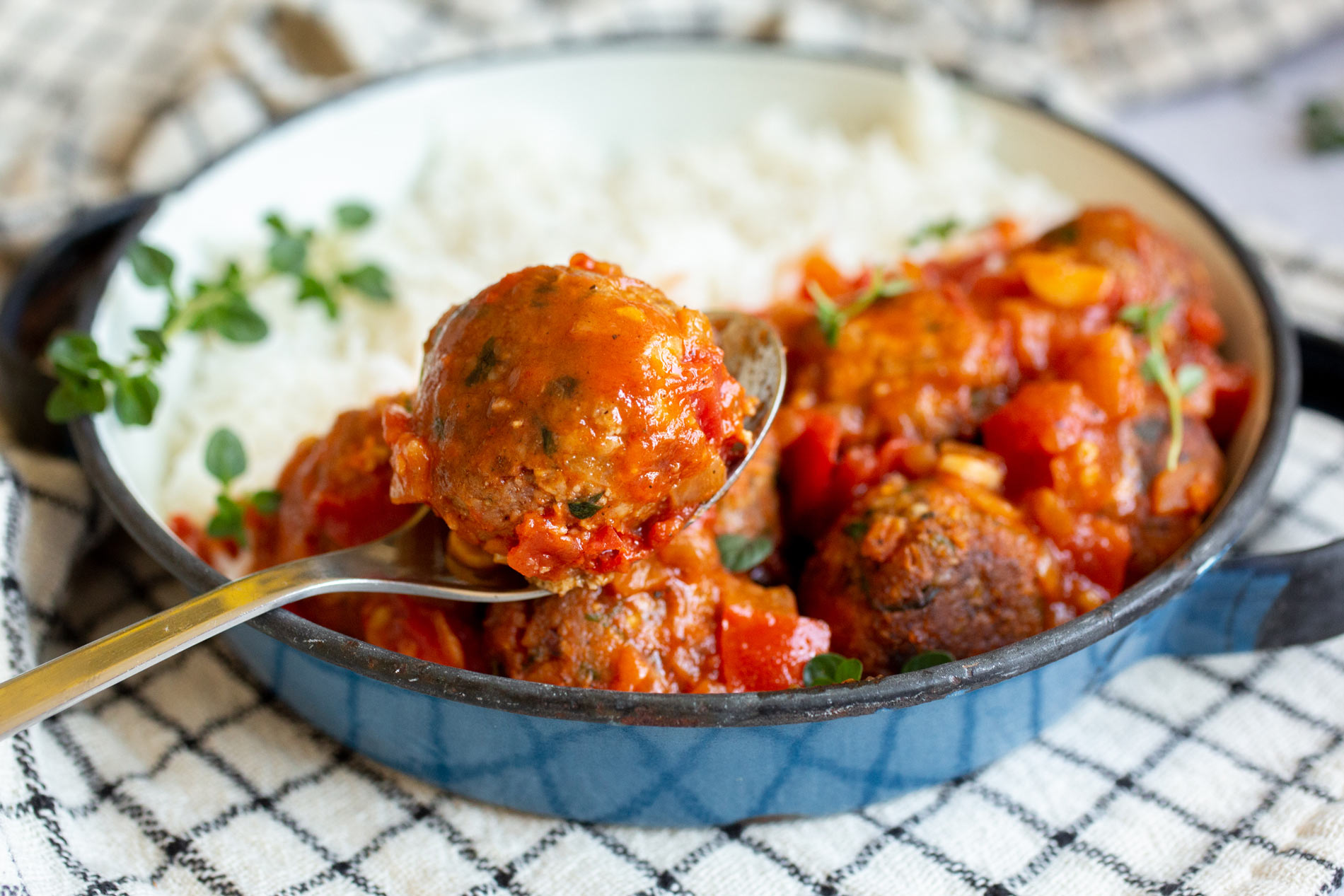 vegan meatballs in tomato sauce