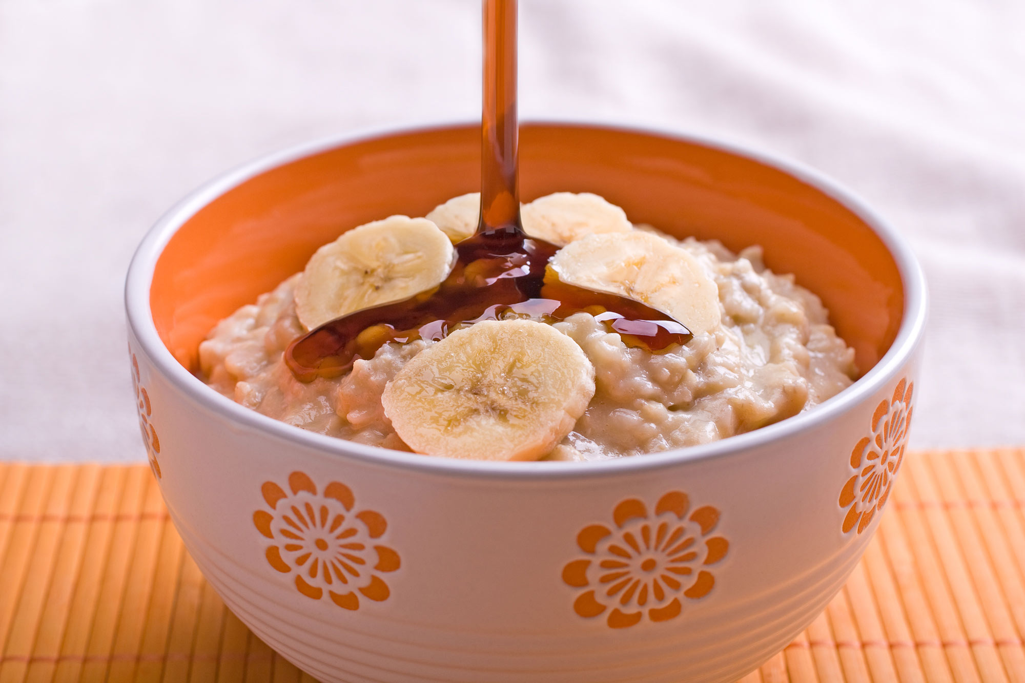 vegam oatmeal with bananas and maple