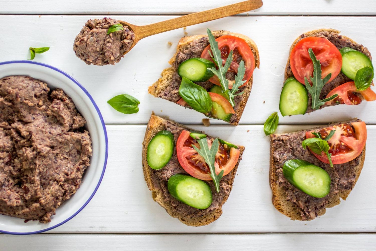 Bread slices with lentil spread and vegetables